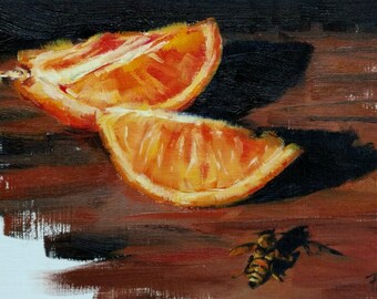 Puede incluir: Dos rodajas de naranja sobre una superficie de madera con una abeja en primer plano. Las rodajas de naranja son de color naranja brillante y tienen un aspecto jugoso. La abeja es marrón y negra y tiene las alas extendidas.
