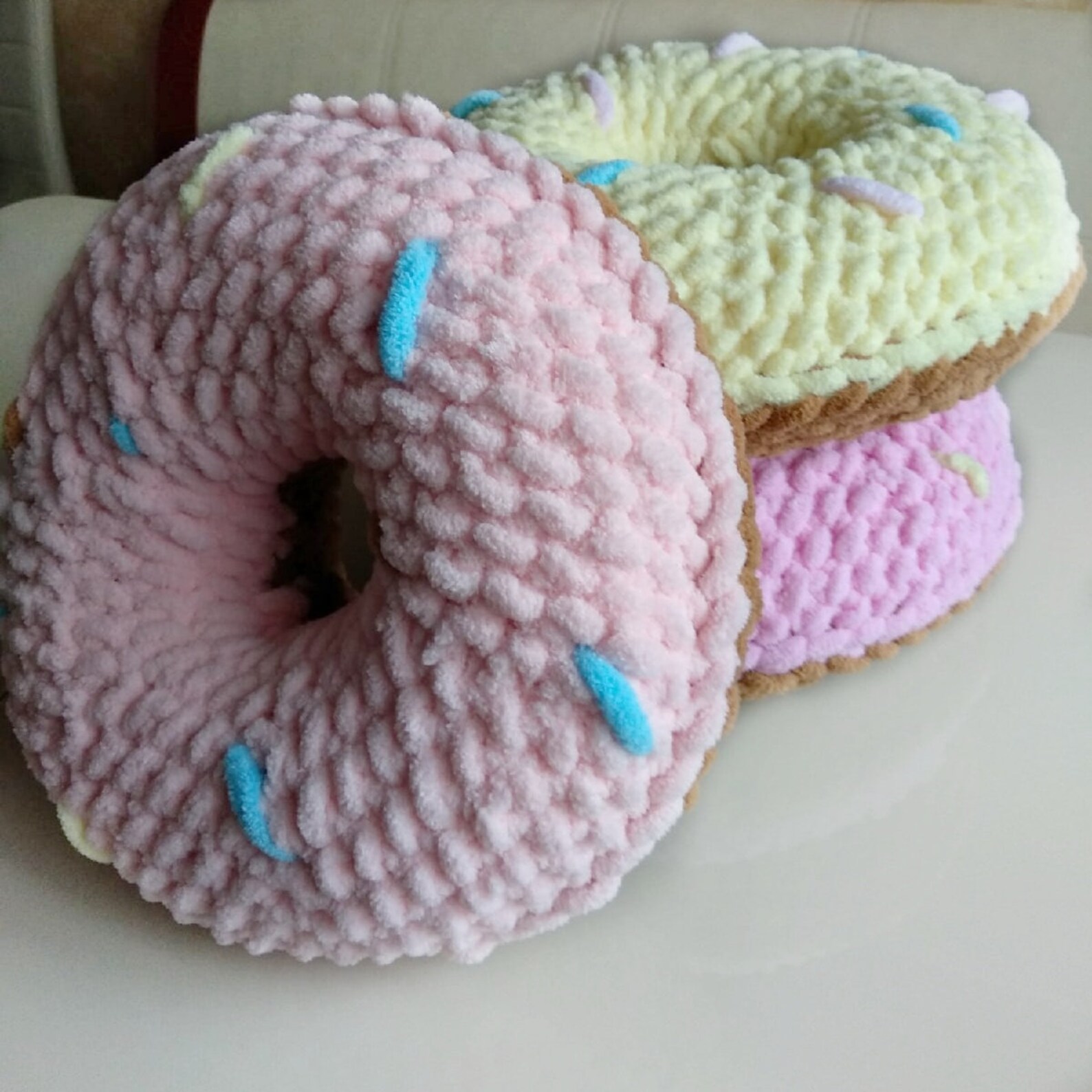 Пончик крючком из плюшевой. Подушка пончик из тонкой пряжи. Пончик брелок крючком схема. Подушка пончик из трикотажной пряжи мастер класс. Пончик брелок крючком схема.