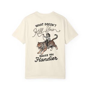 Ce qui ne vous tue pas vous rend plus pratique - T-shirt teint en pièce avec citation inspirante, t-shirt graphique vintage, parfait [...]