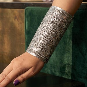 Pulsera ancha de plata / Brazalete bohemio para el antebrazo / Brazalete tribal oxidado / Guantelete étnico de filigrana / Joyería para festivales