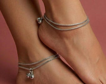 Dubbele slangenketting zilveren enkelbandje met belletjes | Minimalistische boho-voetsieraden | Indiaas betaalpaar | Etnische strandenkelband voor dames