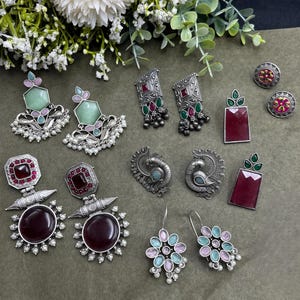 Collectie oorbellen van geoxideerd Duits zilver • Indiase etnische jhumka's, pauwenoorstekers, feestelijke sieraden