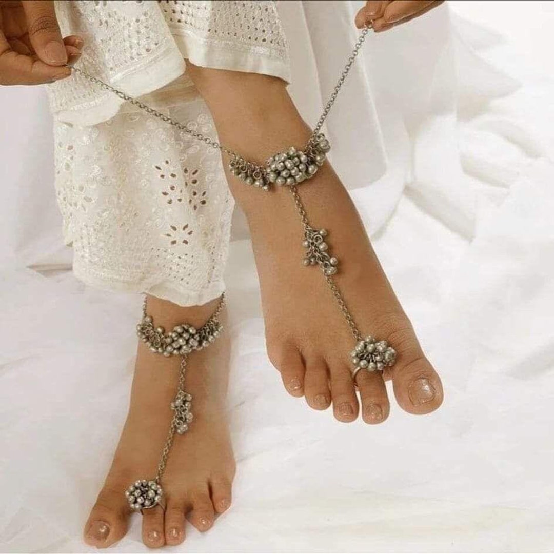 Amazon.com: 1Pair Summer Beach Rhinestone Pearl Barefoot Sandals Foot Chain  with Toe Ring Boho Crystal Anklets Bracelet Wedding Bridal Rhinestone Pearl  Foot Chain Jewelry for Women(Silver) : Clothing, Shoes & Jewelry