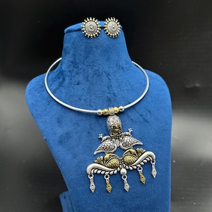 Gargantilla tribal hasli de Rajastán / Collar hasli plateado con colgante de dos tonos / Collar indio oxidado / Conjunto hasli oxidado