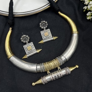 Conjunto de collar tribal de dos tonos con pendientes / Joyería llamativa oxidada / Hasuli étnico vintage / Conjunto de hasli Navratri de Rajastán de dos tonos