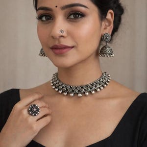 Gargantilla tribal de plata oxidada con pendientes jhumka, brazalete, anillo y pasador para la nariz. Joyería étnica india hecha a mano. Estilo bohemio.