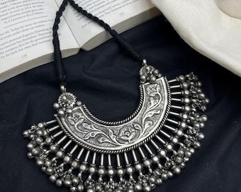 Collar tribal vintage de plata oxidada, estilo bohemio, hecho a mano, estilo étnico indio, joyería gitana para festivales, gargantilla floral artesanal.