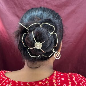 Gold Blumen-Haarknoten-Käfig mit Haarforke, Jejuda Pin
