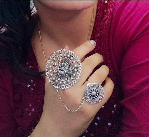 HOW TO STYLE OXIDISED JEWELLERY
WO FINGERS RINGS WITH TRADITIONAL KURTI