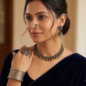 Antiek gouden afwerking Duitse zilveren sieradenset, geoxideerd zilveren choker set met jhumka-oorbellen, boho statement ketting set, etnisch-Indiaas