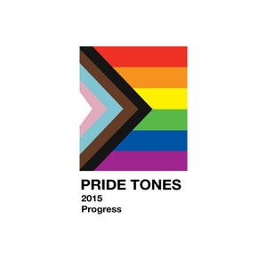 Może przedstawiać: Grafika przedstawiająca tęczową flagę z czarnym, brązowym, jasnoniebieskim i różowym trójkątem w lewym górnym rogu. Pod flagą znajduje się tekst "PRIDE TONES 2015 Progress".