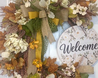 Corona de otoño estilo granja, decoración de puerta de arpillera con hortensias otoñales en tonos neutros