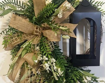Guirnalda de puerta estilo farol rústico / Lazo de arpillera con follaje, flores blancas y forma de lágrima