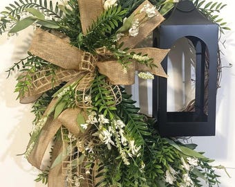 Guirnalda para puerta de estilo rústico con farol / Lazo de arpillera y follaje verde, decoración de primavera y verano.