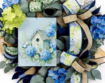 Corona de hortensias azules con casita para pájaros, decoración rústica para puerta en primavera y verano.