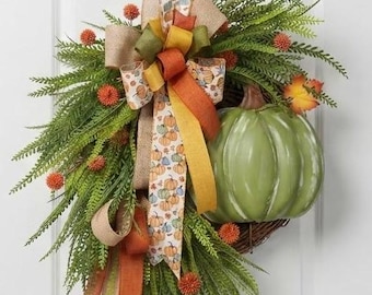 Corona de calabazas y vides / Calabaza verde, cinta de arpillera, decoración de cosecha otoñal