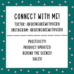 Może przedstawiać: Biała karta z czarnym tekstem na turkusowym tle z r&oacute;żowymi kropkami. Tekst brzmi "CONNECT WITH ME!" po kt&oacute;rym następuje "TIKTOK: @SKINCAREWITHVERO" i "INSTAGRAM: @SKINCAREWITHVERO". Pod uchwytami medi&oacute;w społecznościowych tekst brzmi "POSITIVITY! PRODUCT UPDATES! BEHIND THE SCENES! SALES!"