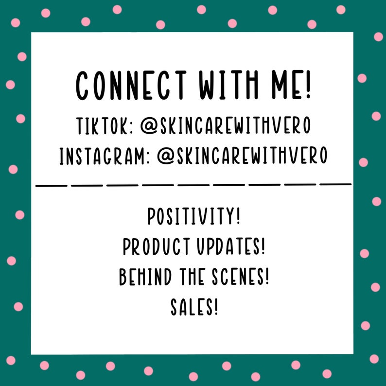 Może przedstawiać: Biała karta z czarnym tekstem na turkusowym tle z r&oacute;żowymi kropkami. Tekst brzmi "CONNECT WITH ME!" po kt&oacute;rym następuje "TIKTOK: @SKINCAREWITHVERO" i "INSTAGRAM: @SKINCAREWITHVERO". Pod uchwytami medi&oacute;w społecznościowych tekst brzmi "POSITIVITY! PRODUCT UPDATES! BEHIND THE SCENES! SALES!"