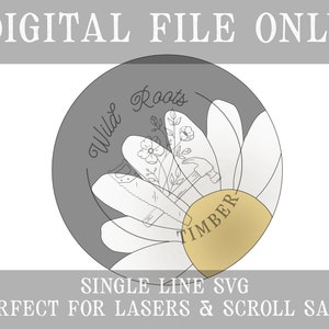 Może przedstawiać: Jednowierszowy projekt SVG przedstawiający stokrotkę z napisami "Wild Roots" i "Timber" wewnątrz kwiatu. Projekt idealnie nadaje się do użycia z laserami i wycinarkami.