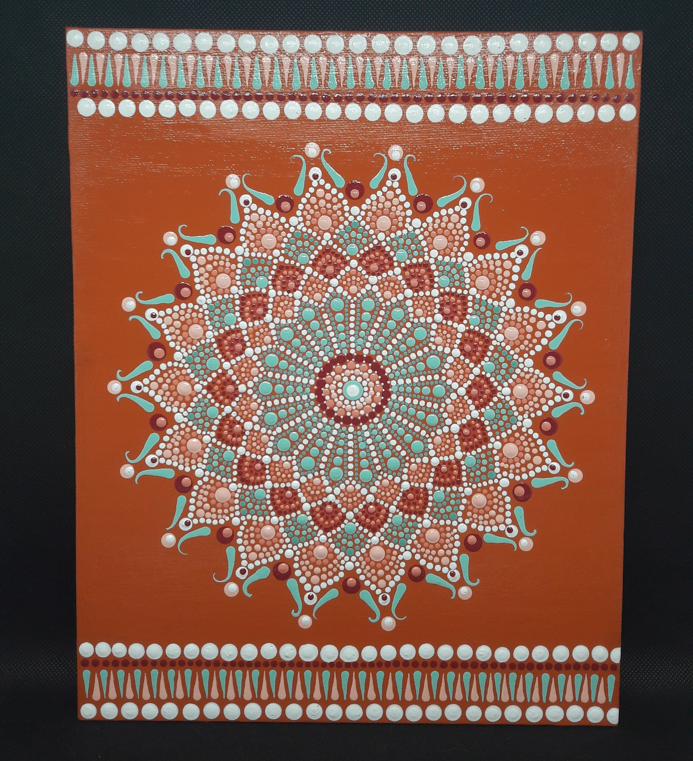 Mandala sur Fond Ocre.