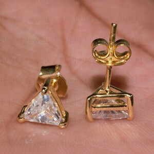 Verlobungsgeschenk / 6 mm dreieckiger DEF VVS1 Moissanite Push Back Ohrstecker / 14 Karat Gelbgold Ohrring