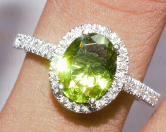 Anillo de compromiso de peridoto ovalado: halo de moissanita, oro blanco de 14 quilates