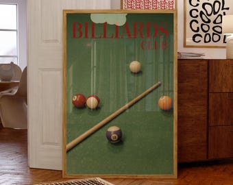 Może przedstawiać: Oprawiony pionowy plakat przedstawiający zieloną powierzchnię stołu bilardowego z kilkoma kolorowymi bilami i drewnianym kijem. Napis BILLIARDS CLUB jest wydrukowany na czerwono na górze pośrodku, z jasnozielonym kształtem chmury powyżej.