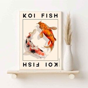 Op de afbeelding: Een poster met de tekst "KOI FISH" gedrukt in zwart op een witte achtergrond. De poster toont een gestileerde illustratie van twee koi-vissen die in een cirkel zwemmen. E&eacute;n vis is oranje en rood, de andere is wit met zwarte markeringen.