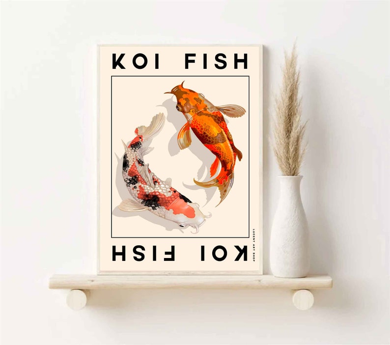 Op de afbeelding: Een poster met de tekst "KOI FISH" gedrukt in zwart op een witte achtergrond. De poster toont een gestileerde illustratie van twee koi-vissen die in een cirkel zwemmen. E&eacute;n vis is oranje en rood, de andere is wit met zwarte markeringen.