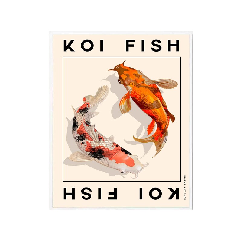 Op de afbeelding: Een minimalistische poster met de tekst "KOI FISH" in zwarte letters op een cr&egrave;mekleurige achtergrond. Twee koi-vissen, een oranje en een zwart-wit, zwemmen in een cirkel.