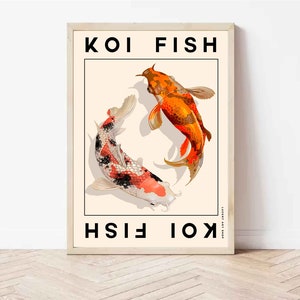 Op de afbeelding: Een poster met de tekst "KOI FISH" gedrukt in zwart op een cr&egrave;mekleurige achtergrond. Twee koi-vissen zijn in een cirkelvormig patroon afgebeeld, een oranje en een zwart-wit.