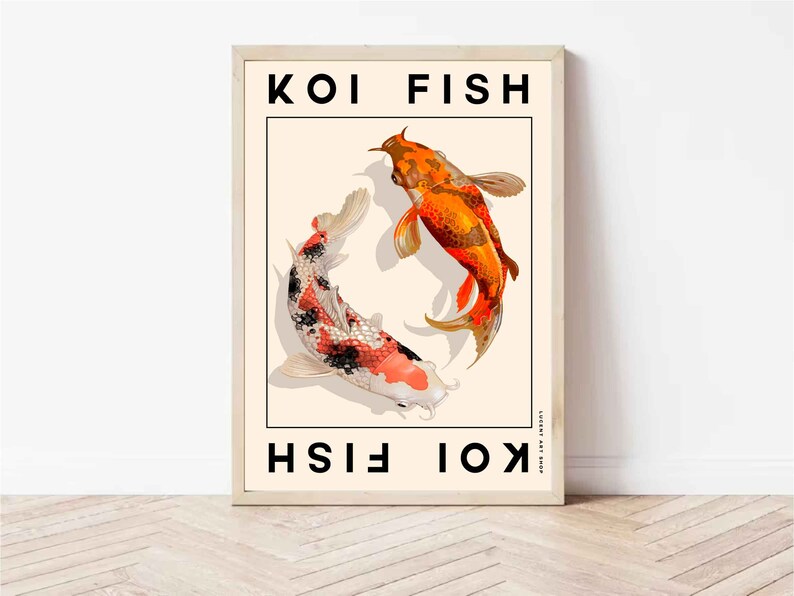 Op de afbeelding: Een poster met de tekst "KOI FISH" gedrukt in zwart op een cr&egrave;mekleurige achtergrond. Twee koi-vissen zijn in een cirkelvormig patroon afgebeeld, een oranje en een zwart-wit.