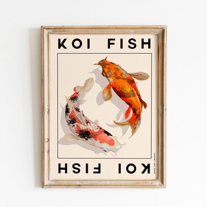 Op de afbeelding: Een ingelijst afdruk met de tekst "KOI FISH" boven en onder. De afdruk toont twee koi-karpers, een oranje en een zwart-wit, die in een cirkel zwemmen.