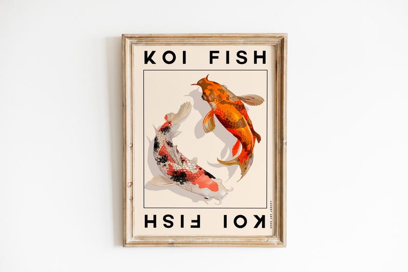 Op de afbeelding: Een ingelijst afdruk met de tekst "KOI FISH" boven en onder. De afdruk toont twee koi-karpers, een oranje en een zwart-wit, die in een cirkel zwemmen.