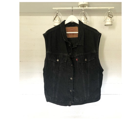 LEVI’S vintage black pocketed button up denim vest
