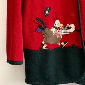 Cardigan rosso vintage austriaco Giesswein con scena di polli, maglione di lana a maniche lunghe per donna, rosso e blu scuro, taglia M, maglione