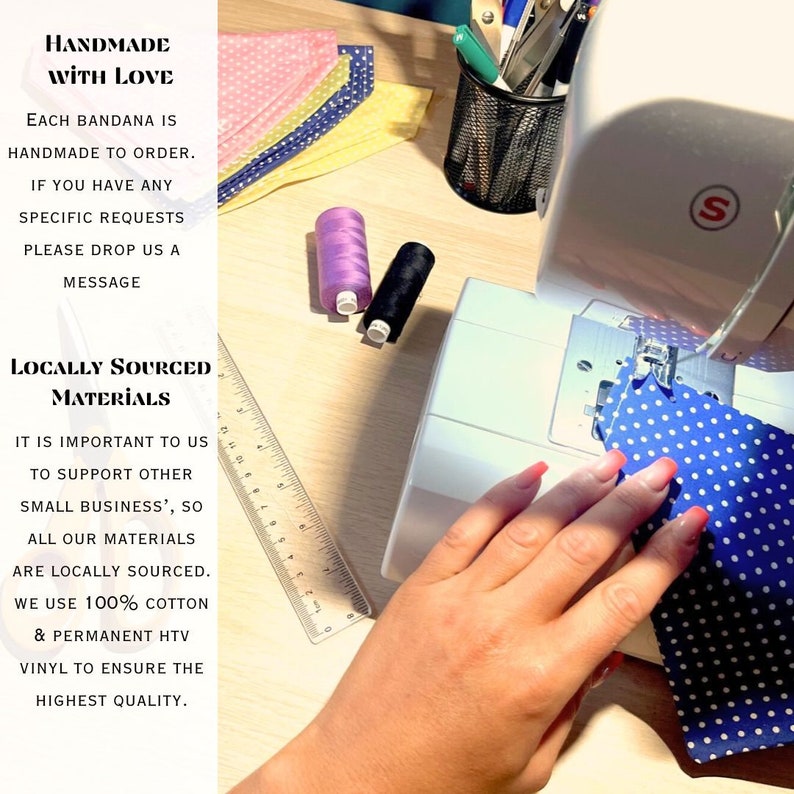 Puede incluir: Primer plano de una m&aacute;quina de coser con una tela azul y blanca de lunares que se est&aacute; cosiendo. La m&aacute;quina est&aacute; sobre una mesa de madera con una regla, carretes de hilo y un contenedor de suministros de costura. El texto "HANDMADE WITH LOVE" y "LOCALLY SOURCED MATERIALS" es visible en la imagen.