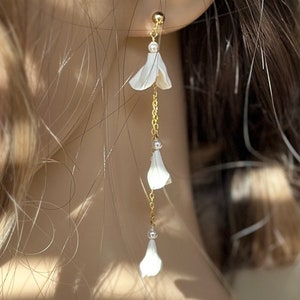 Floral and pearl bridal earrings, romantic ceremony, elegant civil wedding