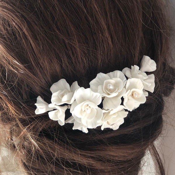 Peigne cheveux mariage, bijou floral porcelaine et perles d'eau douce, accessoire de coiffure mariée, cérémonie glamour.