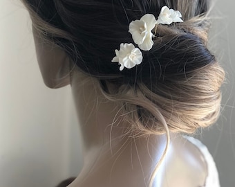 Broche cheveux mariage, fleurs porcelaine froide et perles naturelles baroques. Bijoux de coiffure mariée.