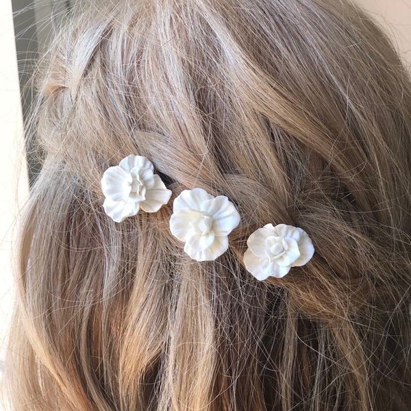 Bijoux cheveux mariée, épingles coiffure cérémonies, fleurs blanches en porcelaine froide.