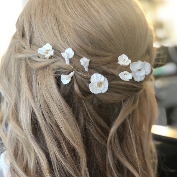 Bijoux coiffure mariée, épingles à cheveux mariage, accessoires fleurs blanches et dorées