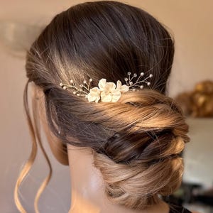 Wedding hair comb, bridal hair jewelry, cold porcelain flowers and pearls, comb gilded with fine gold.
