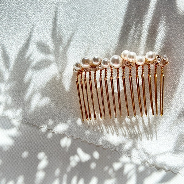 Bijou de cheveux mariage perles et peigne doré à l’or fin, coiffure mariée rétro chic, style vintage très élégant.