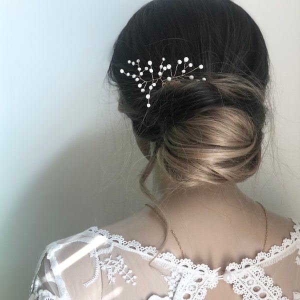 Bijou cheveux mariage, épingle coiffure mariée avec petites boules en porcelaine blanches, style gypsophile