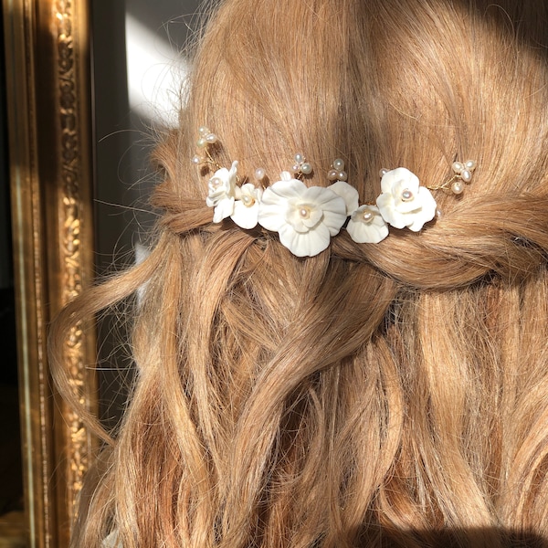 Peigne cheveux mariage, bijoux coiffure mariée, fleurs et perles d’eau douce naturelles, très élégant