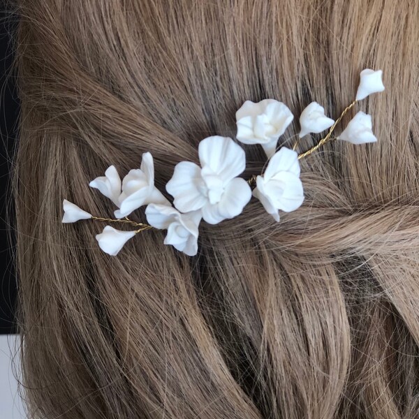 Bijou cheveux mariage, broche coiffure de mariée, fleurs de porcelaine, très élégant.