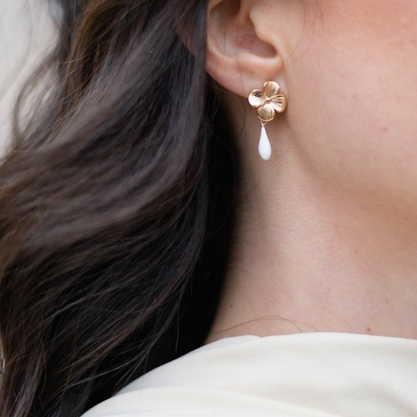 Boucles d’oreilles or et porcelaine froide, mariage élégant et romantique.