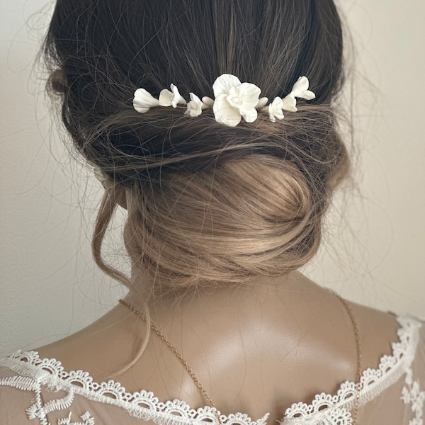 Peigne cheveux mariage, accessoire coiffure de mariée, fleurs de porcelaine froide, bijou de coiffure romantique glamour.