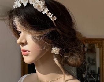 Couronne mariage, fleurs et perles d' eau douce baroques et porcelaine froide pour mariée glamour romantique.